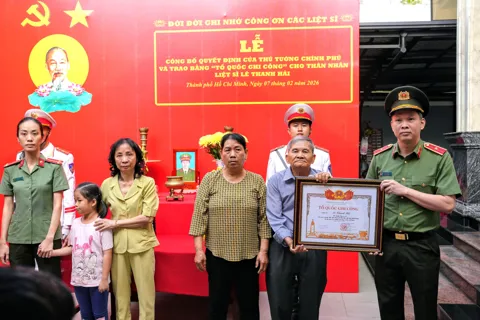 Trao Bằng Tổ quốc ghi công cho sĩ quan Công an hy sinh khi truy bắt “cát tặc”