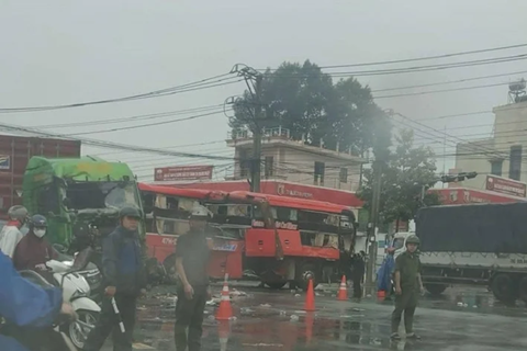 Bình Dương: xe khách va chạm xe container, 5 người bị thương