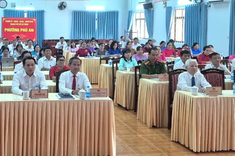 Nguyên Chủ tịch nước Nguyễn Minh Triết dự Hội nghị Ban Chấp hành Đảng bộ phường Phú An lần thứ 4