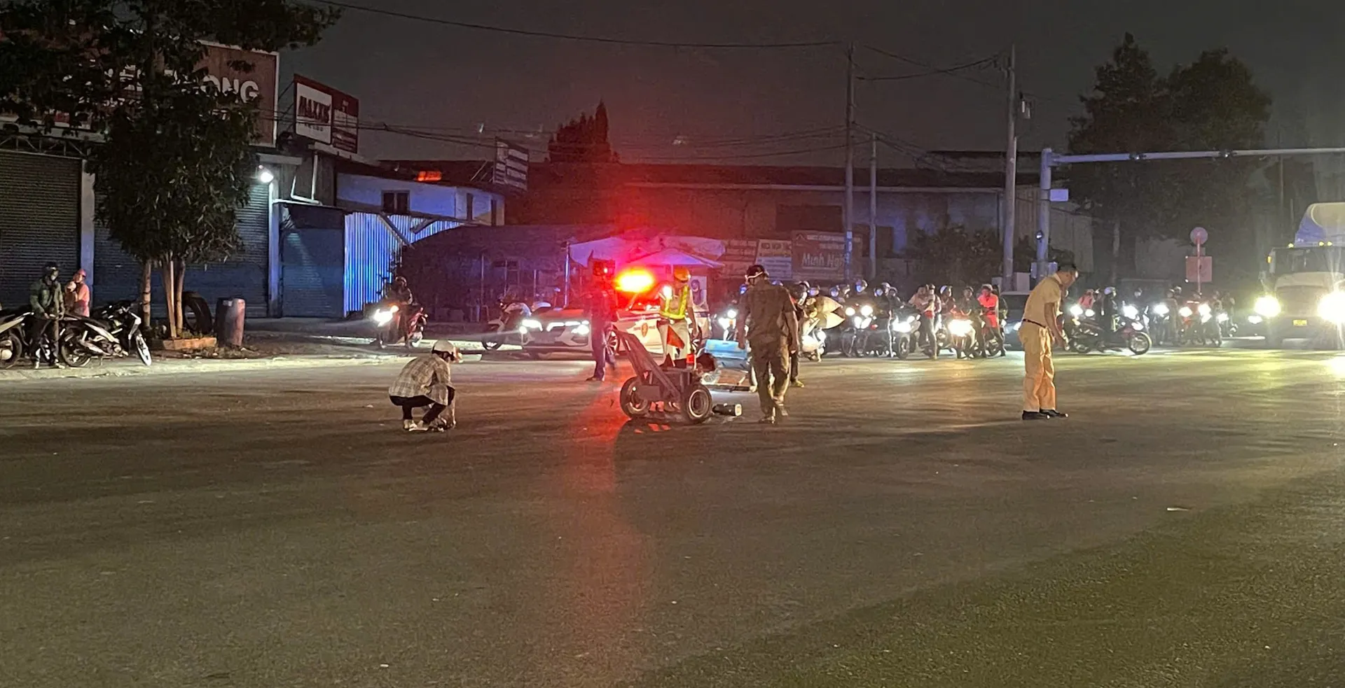 TP Hồ Chí Minh: CSGT và tình nguyện viên thu gom đinh sắt trên đường Mỹ Phước - Tân Vạn 
