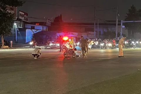 TP Hồ Chí Minh: CSGT và tình nguyện viên thu gom đinh sắt trên đường Mỹ Phước - Tân Vạn