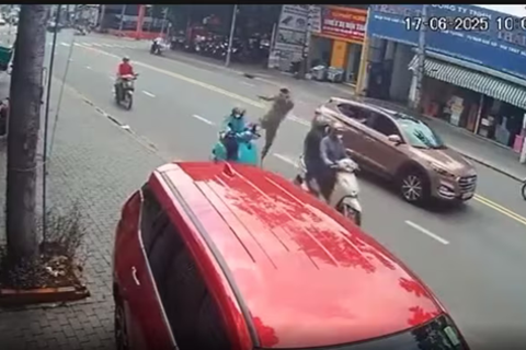 Tài xế ô tô hành hung nữ tài xế xe ôm công nghệ giữa đường
