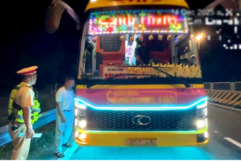 Xử lý hàng loạt xe khách vi phạm trên cao tốc