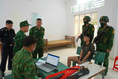 Phát hiện đối tượng giấu súng AK trong vợt cầu lông định vượt biên sang Campuchia