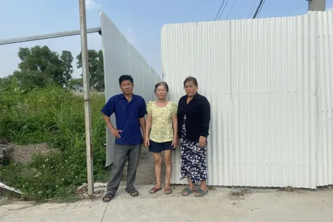 TP Hồ Chí Minh: nhiều hộ dân bị rào chắn lối đi tại phường Phú Lợi
