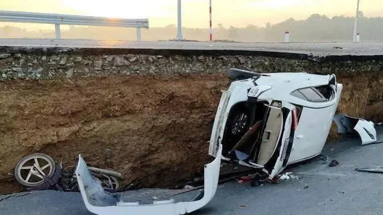 Tây Ninh: đường dẫn cầu Hòa Bình sụt lún nghiêm trọng, 6 người bị thương