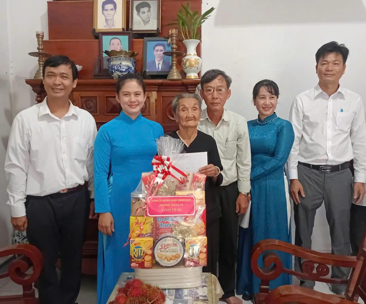 TP Hồ Chí Minh: Nhiều hoạt động thăm, tặng quà các gia đình chính sách