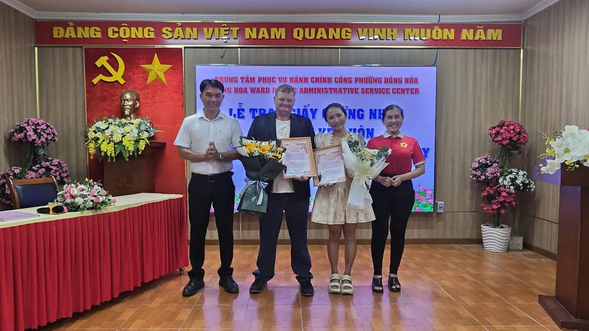 Phường Đông Hòa trao Giấy đăng ký kết hôn cho người có quốc tịch nước ngoài