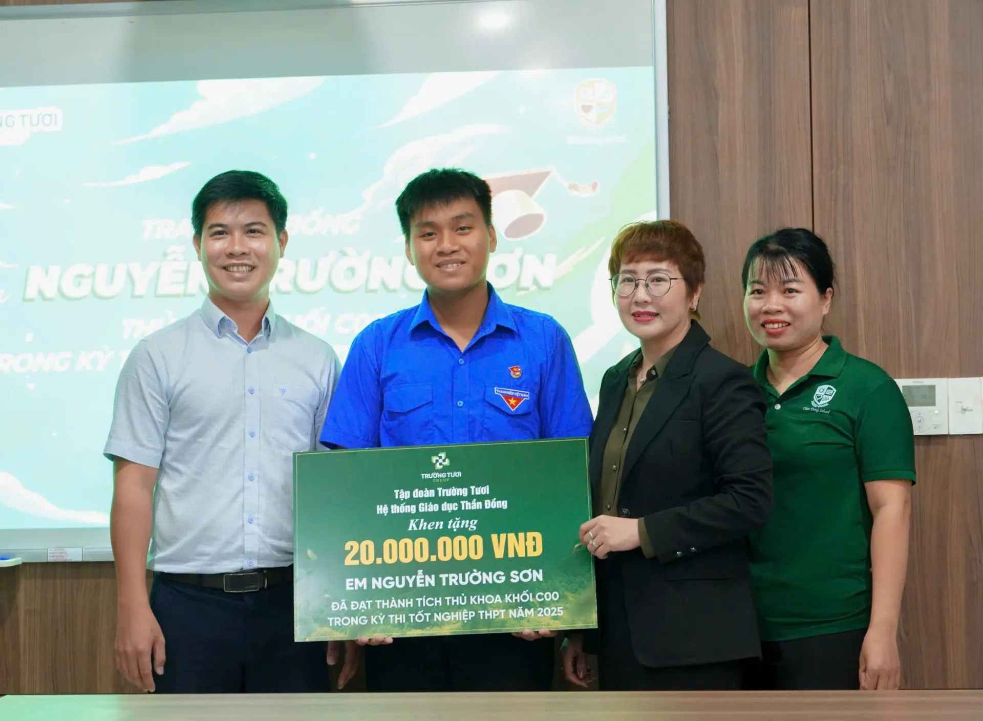 Tập đoàn Trường Tươi trao học bổng cho thủ khoa khối C00 kỳ thi THPT 2025