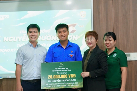 Tập đoàn Trường Tươi trao học bổng cho thủ khoa khối C00 kỳ thi THPT 2025