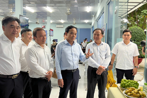 Bí thư Thành ủy TP Hồ Chí Minh làm việc với phường Bình Dương 
