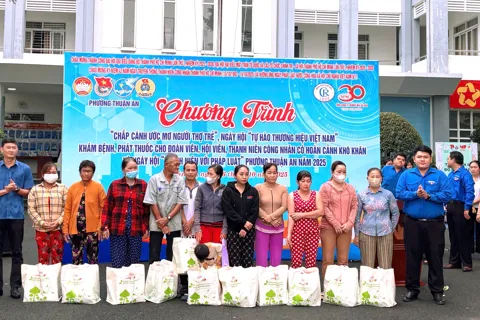 Khám bệnh, phát thuốc và ngày hội “Tự hào thương hiệu Việt” tại phường Thuận An