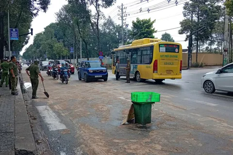 TP Hồ Chí Minh: nhiều người bị ngã vì dầu loang trơn trượt trên đường 30 tháng 4