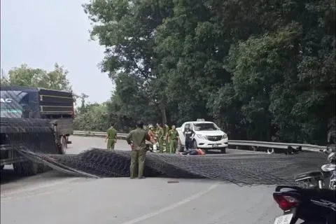 Xe đầu kéo làm rơi lưới thép, 3 người bị thương khi đi qua cầu Thủ Biên

