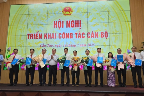 Công bố quyết định của Chủ tịch UBND TP Cần Thơ về công tác cán bộ