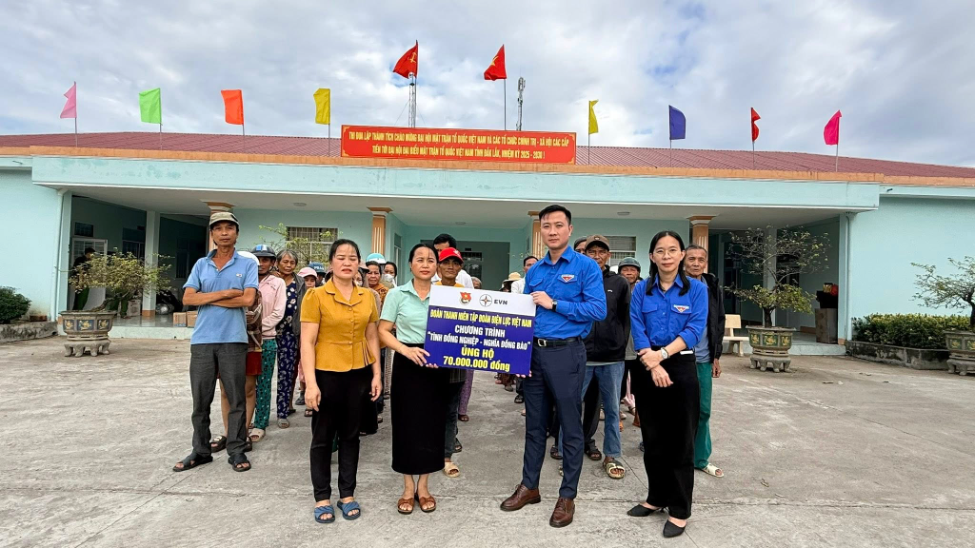 Đoàn thanh niên EVNGENCO2 chung tay hỗ trợ người dân vùng lũ