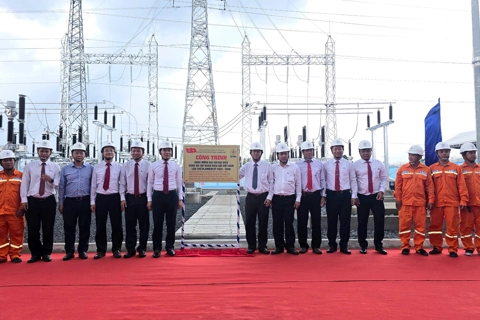 EVNSPC gắn biển hai công trình chào mừng Đại hội Đảng bộ Tập đoàn Điện lực Việt Nam lần thứ IV
