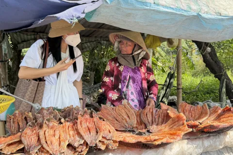 Làng khô cá ở Tây Đô có bí quyết ướp cá thu hút khách mua