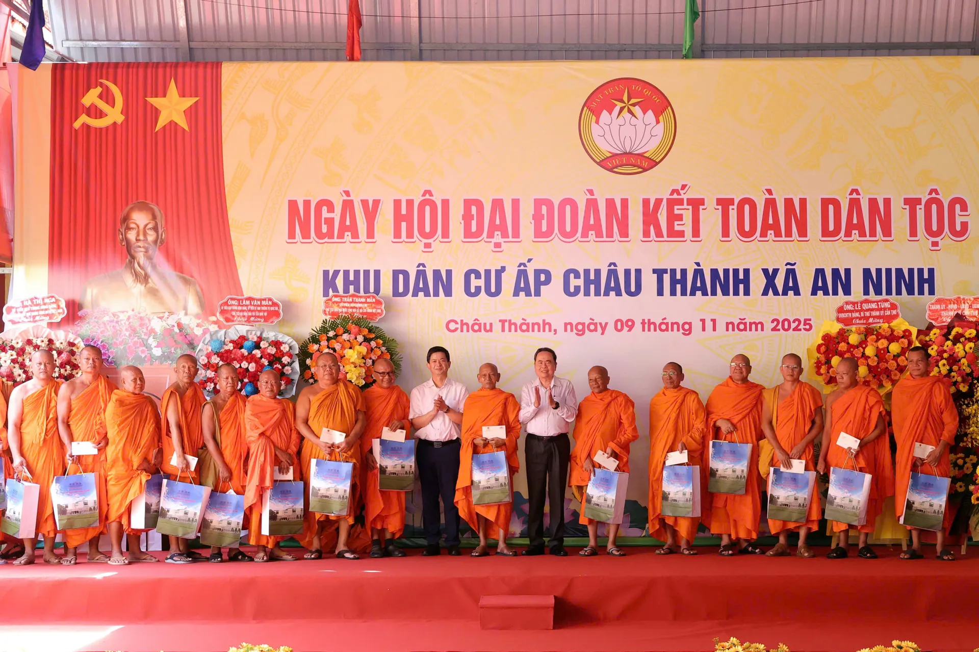 Chủ tịch Quốc hội Trần Thanh Mẫn dự Ngày hội đại đoàn kết dân tộc ở Cần Thơ