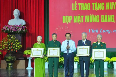 Vĩnh Long họp mặt mừng Đảng, mừng Xuân Bính Ngọ và trao tặng Huy hiệu Đảng