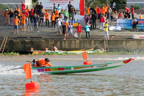 Sôi nổi đua vỏ lãi đón năm mới tại Cần Thơ