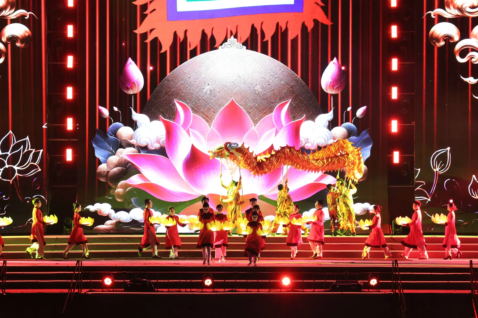 Hàng nghìn người đổ về xem khai mạc Lễ hội Văn hóa sông nước Cần Thơ