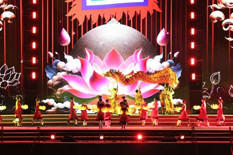 Hàng nghìn người đổ về xem khai mạc Lễ hội Văn hóa sông nước Cần Thơ