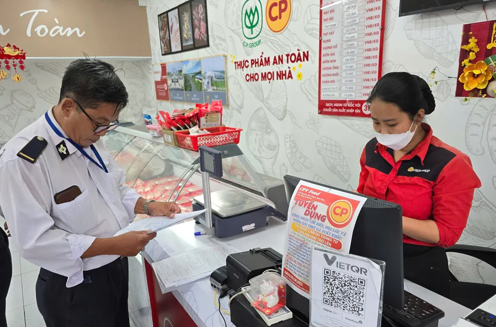 Cần Thơ: kiểm tra 2 cửa hàng kinh doanh thực phẩm thuộc Công ty C.P