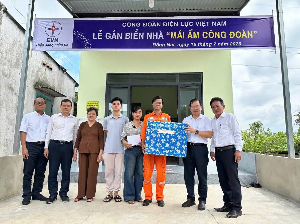 EVNSPC gắn biển trao nhà "Mái ấm công đoàn" tại Công ty điện lực Đồng Nai