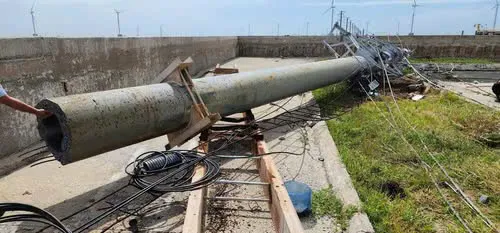 Vĩnh Long: khắc phục sự cố gió lớn gây nghiêng, đổ 13 trụ điện