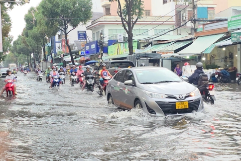 Cần Thơ: nhiều tuyến đường ngập sâu do mưa lớn
