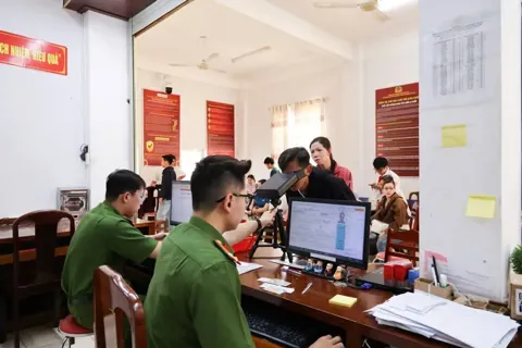 Công an Cần Thơ thu nhận hồ sơ cấp căn cước và định danh điện tử xuyên Tết