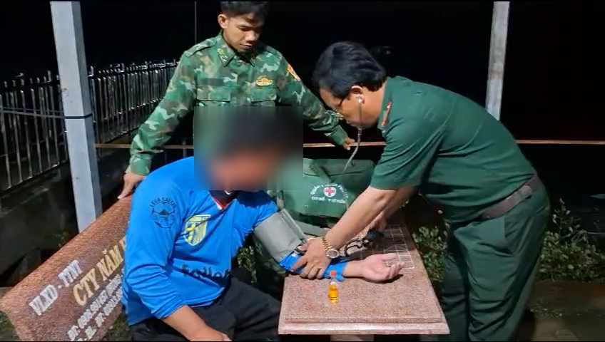 Cà Mau: cứu 4 ngư dân bị chìm tàu trên biển