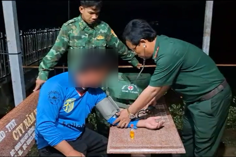 Cà Mau: cứu 4 ngư dân bị chìm tàu trên biển
