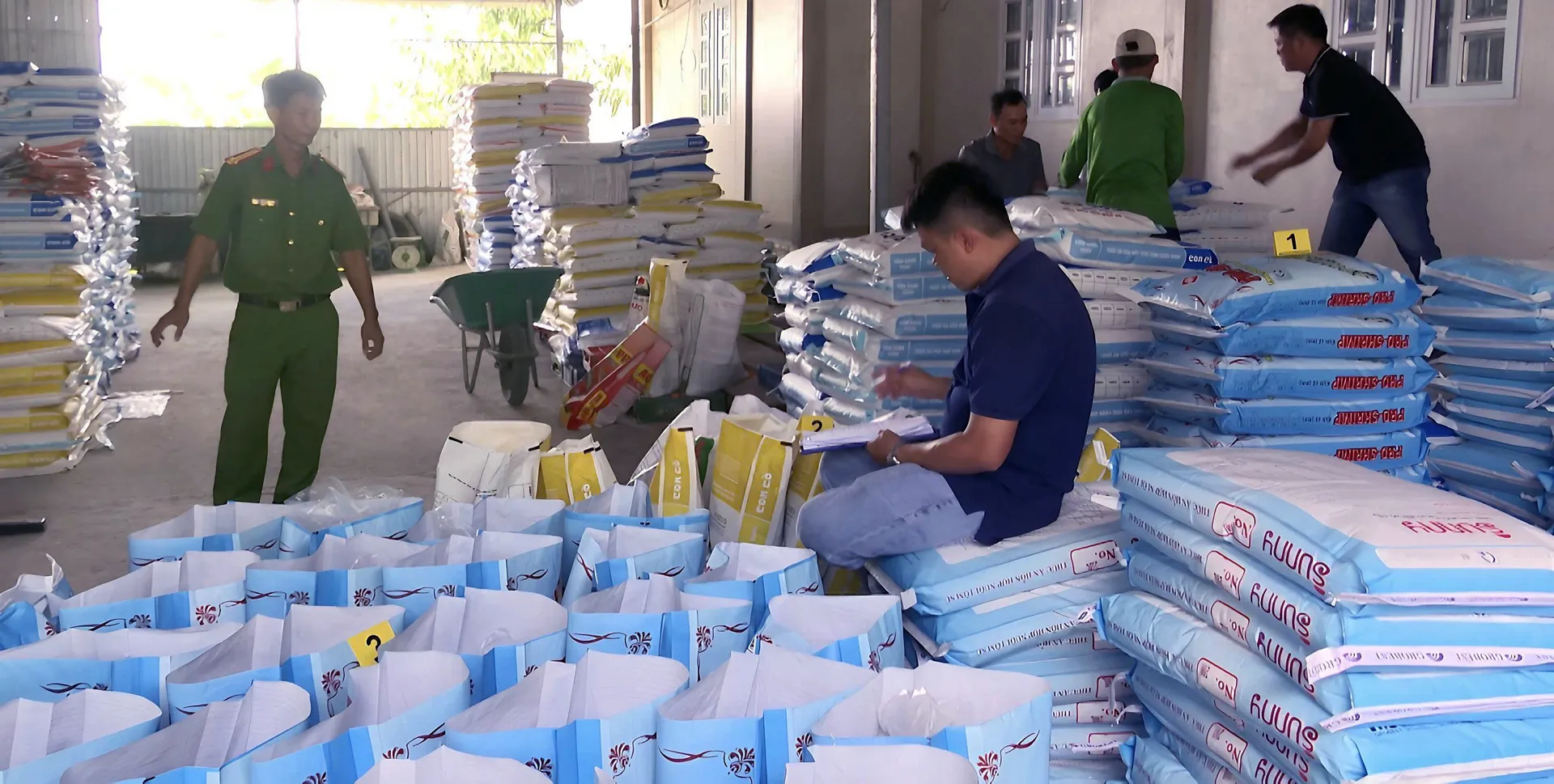 Phát hiện hơn 38 tấn thức ăn tôm giả tại Bạc Liêu