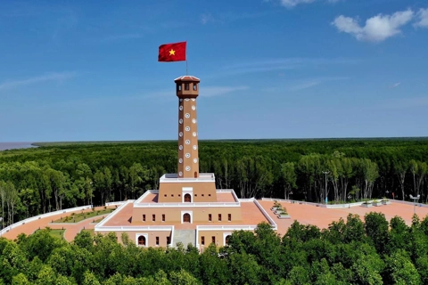 Cột cờ Hà Nội tại Mũi Cà Mau: kiêu hãnh tự hào một dải non sông