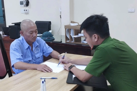 Tạm giữ tài xế xe buýt lấn làn, tông tử vong hai vợ chồng đi xe máy 