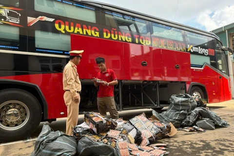Thanh Hóa: phát hiện xe khách chở hơn 400 kg thực phẩm ngoại nhập lậu