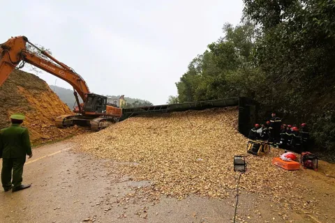 Thanh Hóa: xe đầu kéo lật đè trúng ô tô chở 4 người, một người tử vong