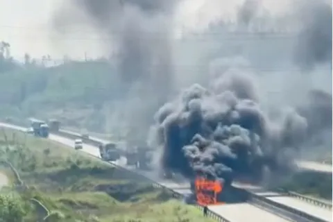 Xe tải bốc cháy dữ dội trên cao tốc Nghi Sơn - Diễn Châu
