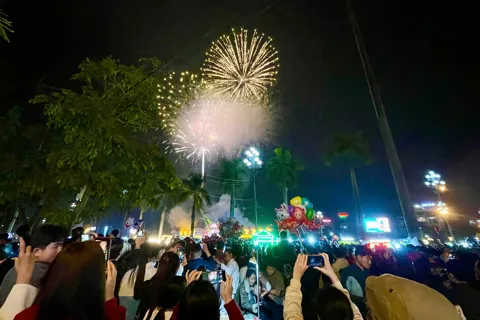 Biển người đêm pháo hoa rực rỡ tại quảng trường Lam Sơn Thanh Hóa