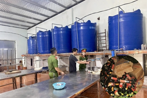 Chủ cơ sở sản xuất nước mắm có sản phẩm bị vứt bỏ bên đường nói gì?