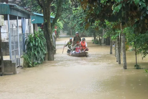 Thanh Hóa: lực lượng chức năng giúp dân “chạy bão” Bualoi