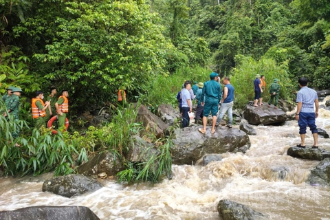 Thanh Hóa: 2 mẹ con bị lũ cuốn khi qua suối, một người tử vong, một người mất tích