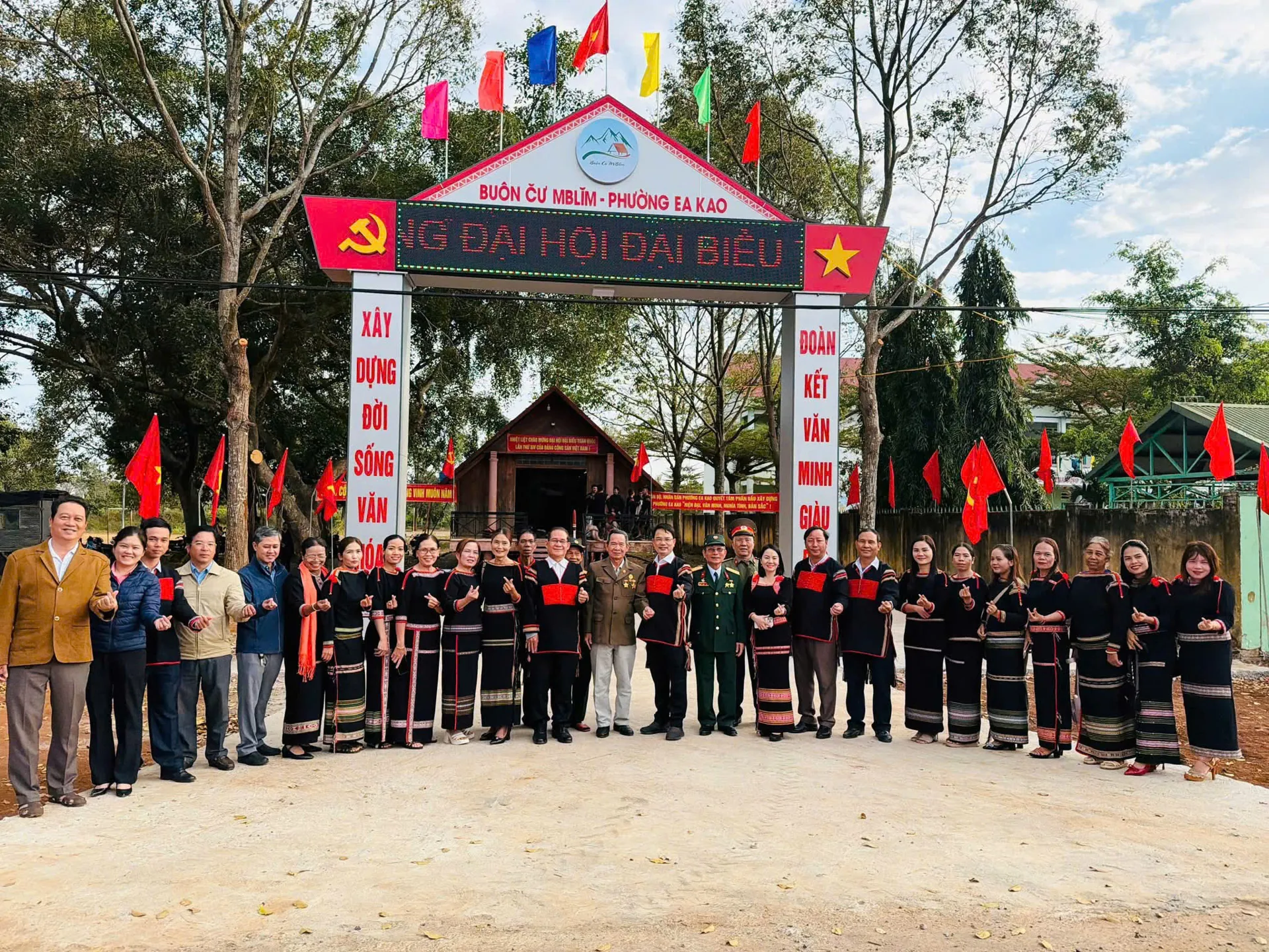 Đắk Lắk: rộn ràng tiếng chiêng buôn làng Ê Đê chào mừng Đại hội Đảng lần thứ XIV
