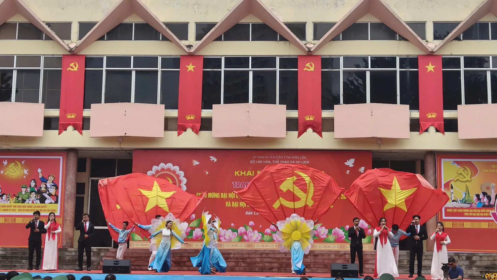 Đắk Lắk: khai mạc Triển lãm tranh cổ động tấm lớn chào mừng Đại hội Đảng bộ tỉnh lần thứ I