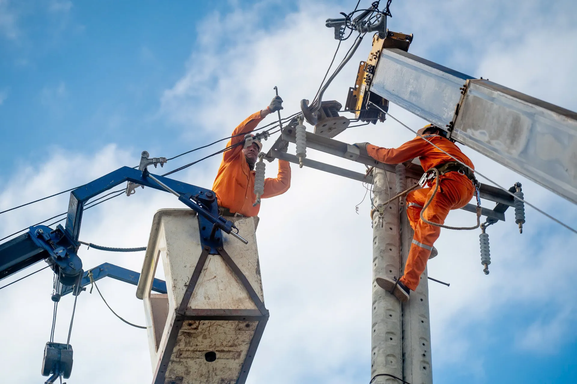 Điện lực Đắk Lắk căng mình bảo đảm an toàn lưới điện giữa mưa lũ lịch sử