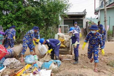 Gia Lai: Vùng 3 Hải quân hỗ trợ Nhân dân xã Tuy Phước khắc phục hậu quả mưa lũ