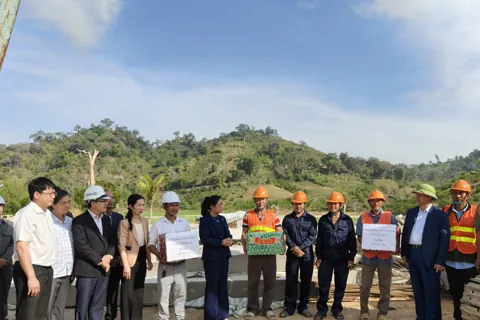 Lãnh đạo tỉnh Đắk Lắk động viên người lao động trên công trường đầu năm mới