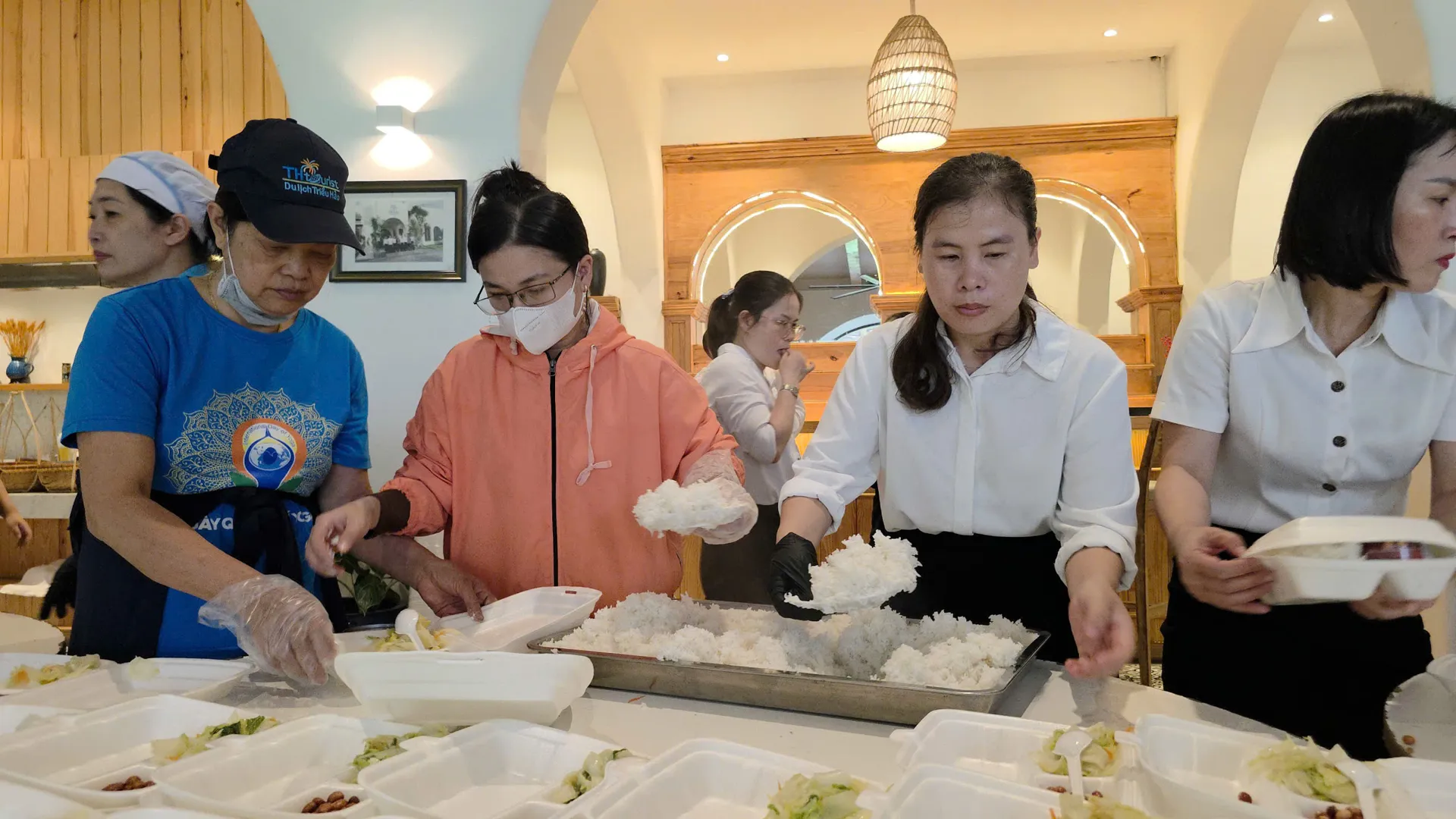 Đắk Lắk: hàng nghìn suất cơm miễn phí cho người dân vùng lũ
